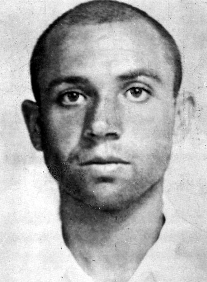Retrato en blanco y negro de Miguel Hernández durante su encarcelamiento, hacia 1939.